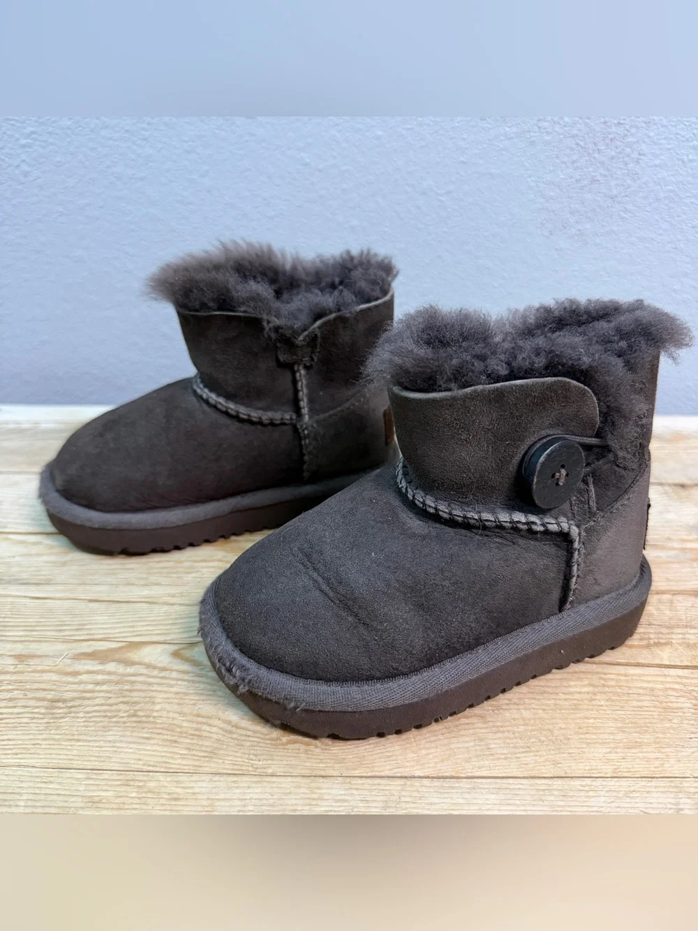 Girls UGG warm cozy boots size US 6